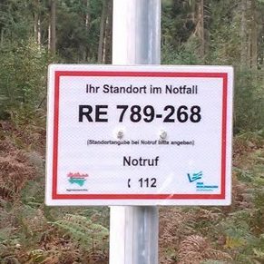 Rettungspunkt im Wald